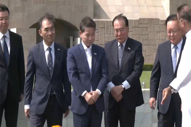 South Korean special envoys pay tribute to Mahatma Gandhi duirng their visit to Raj Ghat