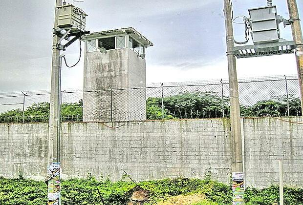 Mexican gang whisks off nine inmates after dramatic prison break