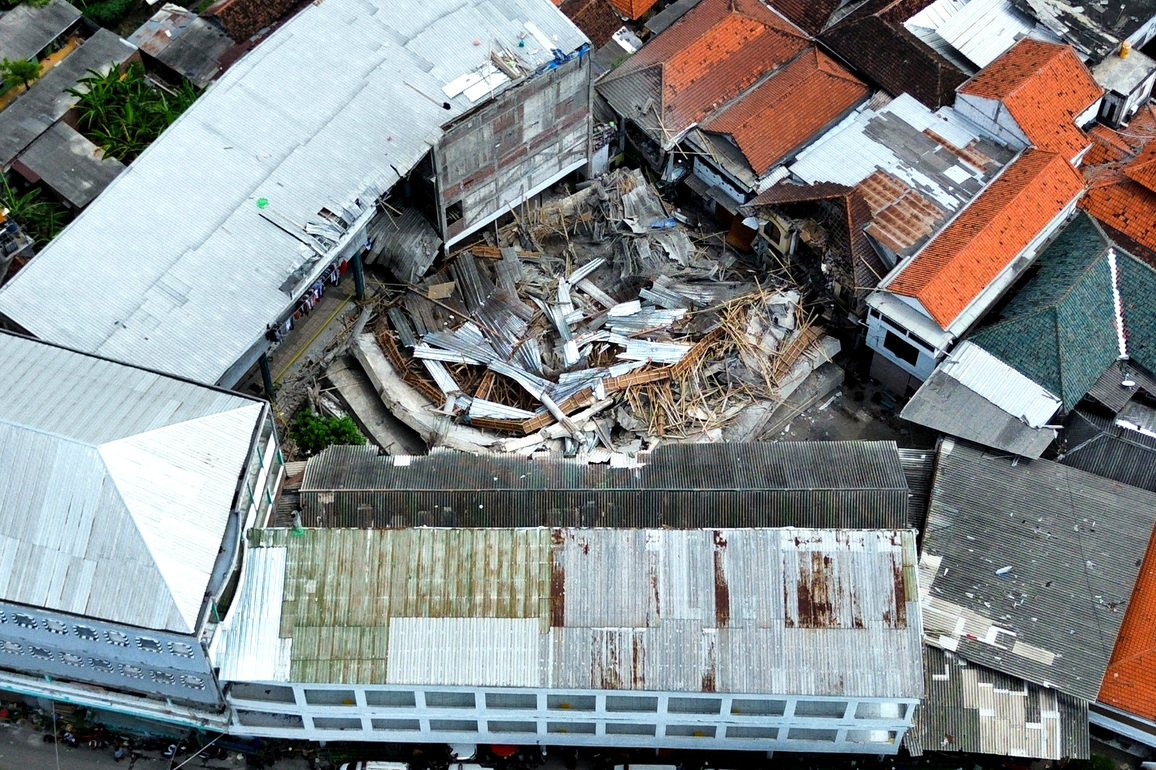 (SpotNews) INDONESIA-SIDOARJO-SCHOOL BUILDING-COLLAPSE-AFTERMATH