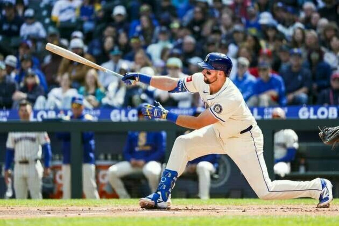 Cal Raleigh goes deep again to lead Mariners past Rangers
