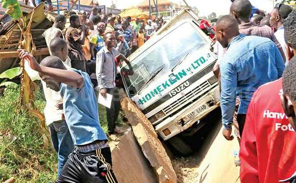 Abantu nga bakuhhaanye okulaba ekimotoka ekyagudde mu mwala e Mpereerwe. Abantu nga bakuhhaanye okulaba ekimotoka ekyagudde mu mwala e Mpereerwe.