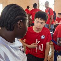 (Hello Africa) Chinese doctors bring free clinics to schools in Guinea-Bissau