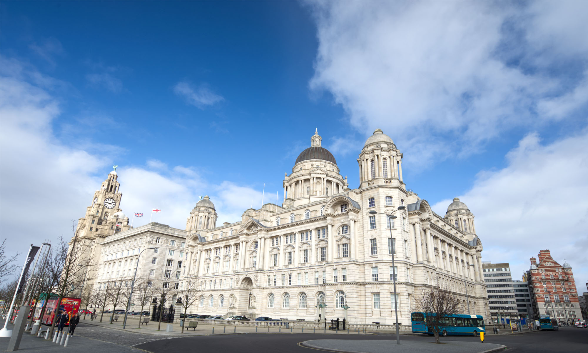 Liverpool strides to walk alone