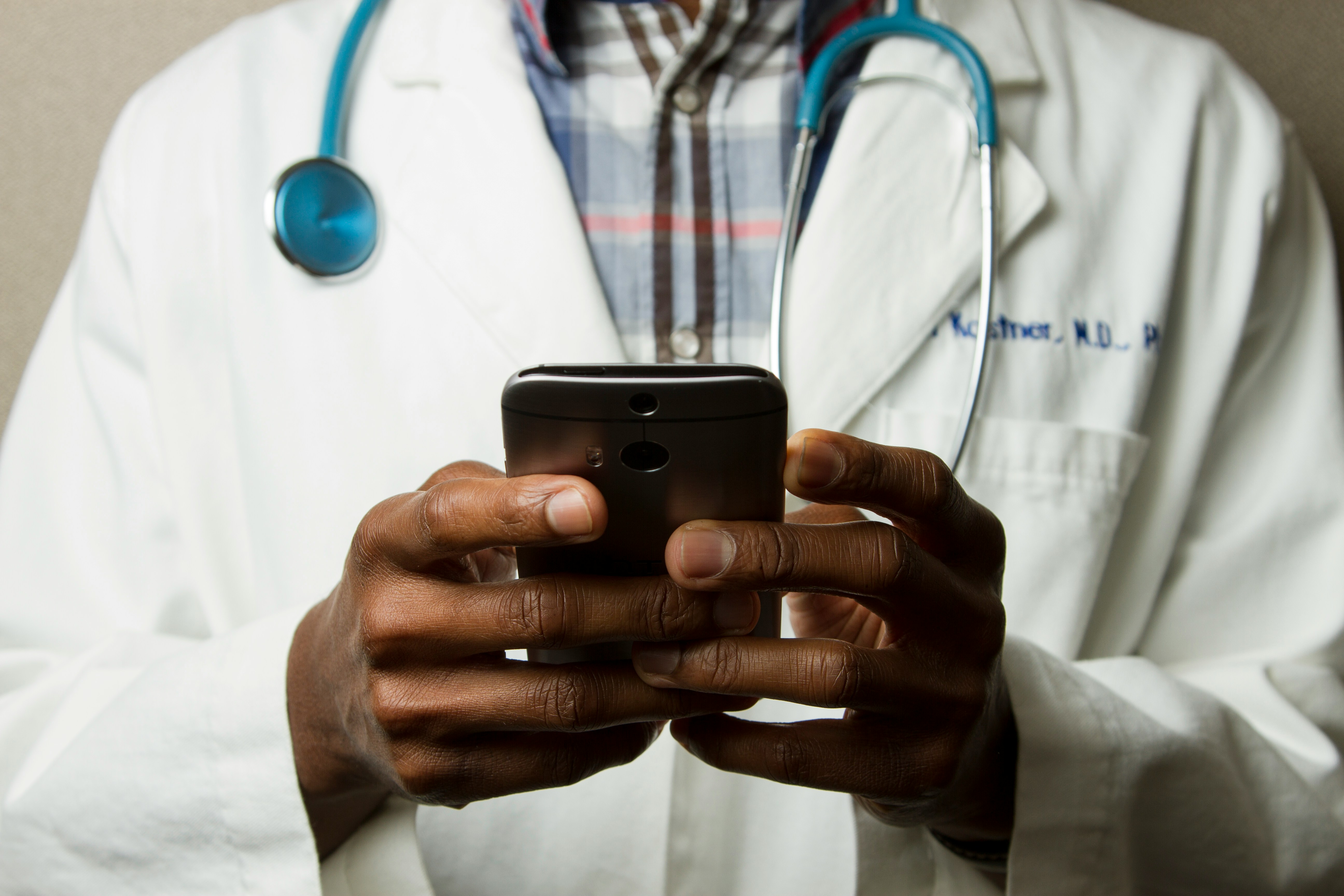 Overseas workers in the NHS 'fear speaking up', finds report