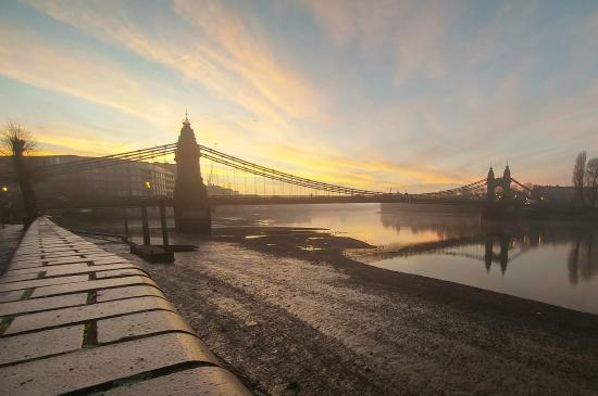 Hammersmith Bridge closed to traffic indefinitely 