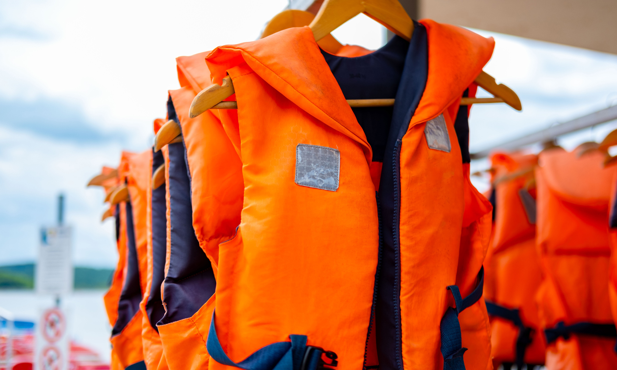 Tightening your life jacket