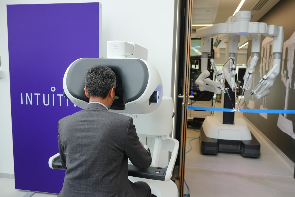 UK's largest robotic-assisted surgery training centre opens