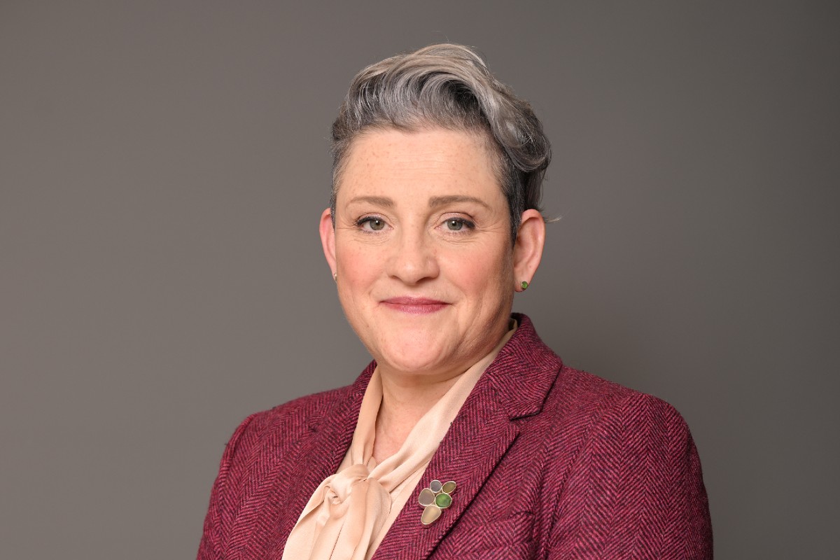 Health minister steps down to continue cancer treatment