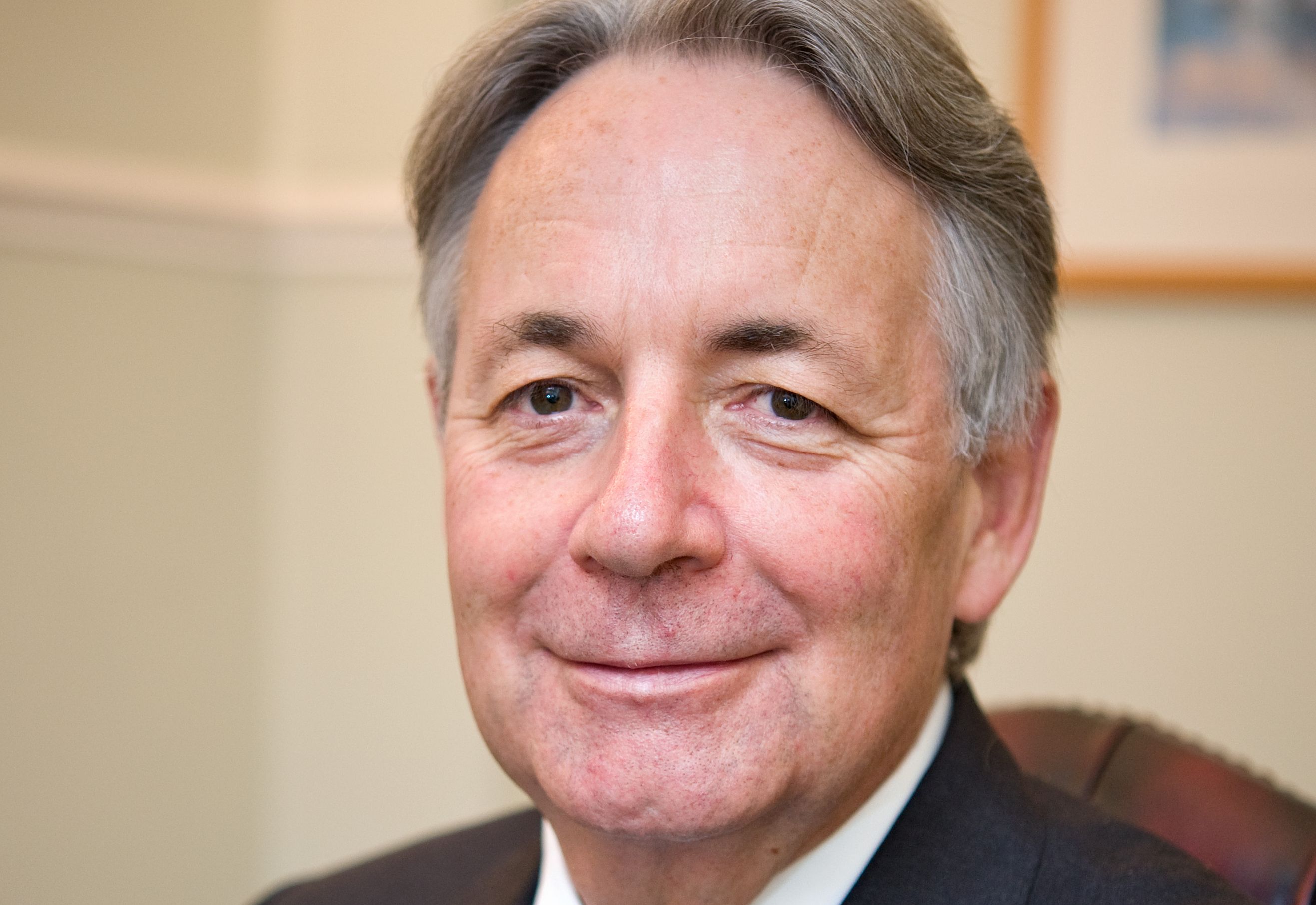 Retiring Guy's and St Thomas' chair to continue until successor found