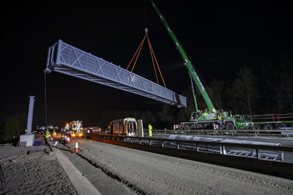 Overnight sensation: New superspan gantry in place on M6