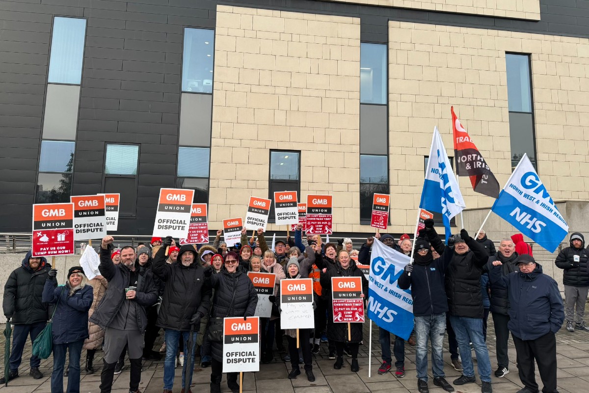 Liverpool NHS workers strike for covid bonus